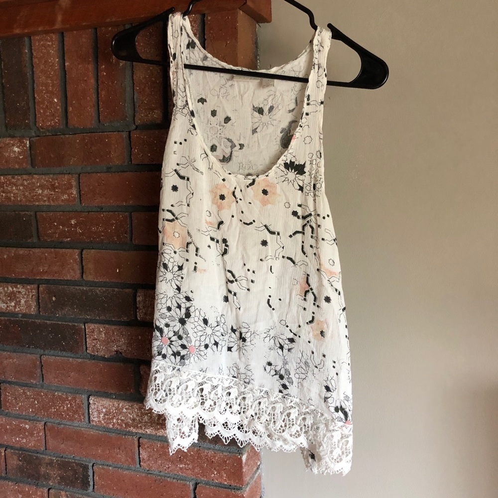 Scoop-neck tank with lace edge